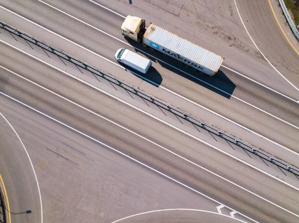 Video dall'alto verso il basso del drone aereo. Traffico autostradale. — Foto Stock