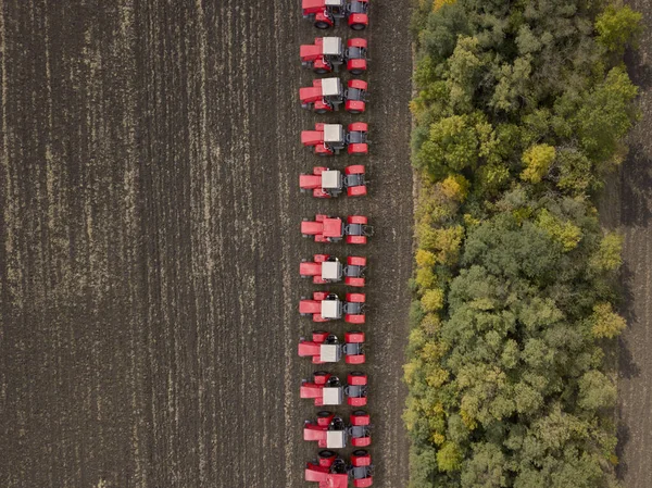 Modré traktory na zemědělské půdě. Snímek shora dolů. — Stock fotografie