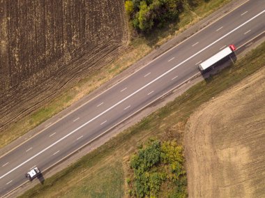 Kamyon römorklu ve arabalı otobanın yukarıdan aşağı görüntüsü..