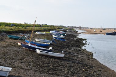 yukarı demirleyen tekneleri