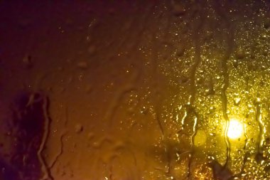 Geceleri camda yağmur