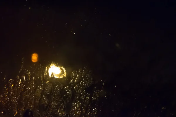 夜间玻璃上的雨 — 图库照片