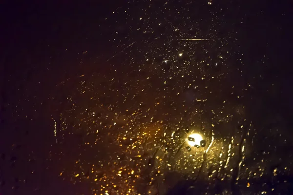 Regen auf Glas in der Nacht — Stockfoto