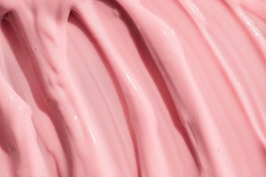 Şeftali kremi, nemlendirici, şampuan, güneş kremi. Kremalı pembe cilt losyonlu mus ürünü yakından. Nemlendirici güzellik kremi, merhem örneği, pembe boya, yoğurt dokusu.