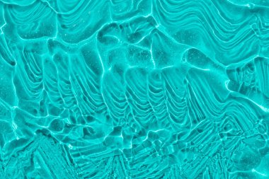 Kozmetik serum lekesi. Güzel hyaluronik asit damlası. Cilt sıvısı jel dokusu. Mavi arkaplanda kozmetik spa tedavisi ürünü.