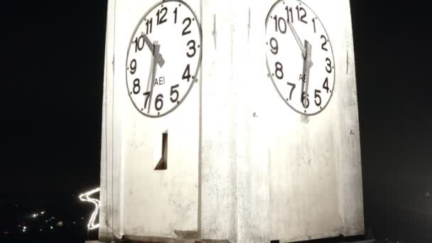 자세히 정리 해 놓은 중세 이탈리아 카톨릭 교회의 드론 수직 4k 영상은 밤에 시계와 종으로 장식되어 있다. — 비디오