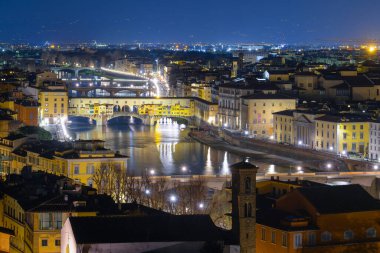 Ponte Vecchio köprüsü, Arno nehri gezinti güvertesi ve diğer Floransa köprüleri gece görüşü. Floransa, Toskana 'da ortaçağ ünlü yerleri - 12 Ocak 2022