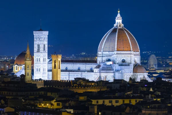 Santa Maria Del Fiore Katedrali 'nin arka planında dağlar olan gece manzarası. Michelangelo Meydanı 'ndan çekilmiş. Filippo Brunelleschi 'nin ortaçağ başyapıtı. Floransa, İtalya - 12 Ocak 2022
