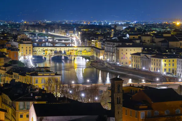 Ponte Vecchio köprüsü, Arno nehri gezinti güvertesi ve diğer Floransa köprüleri gece görüşü. Floransa, Toskana 'da ortaçağ ünlü yerleri - 12 Ocak 2022