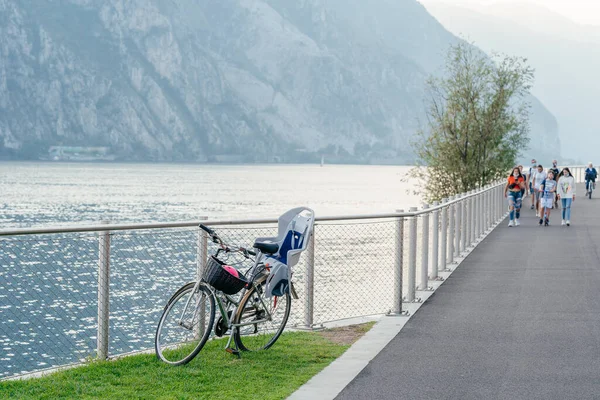 이탈리아의 밀라노 - 2021 년 9 월 15 일: 자전거 도로, 코모 호수를 가로지르는 도보 도로, 아름다운 경치를 간직 한 이탈리아의 롬바르디아의 여행 목적지 — 스톡 사진