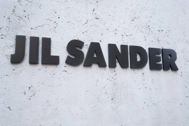 Milan, İtalya - 16.01.2021. Milano moda bölgesindeki Jil Sander logo dükkanı.