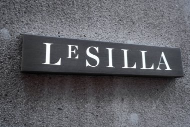 Milan, İtalya - 16.01.2021. Milano moda bölgesindeki Le Silla logo mağazası