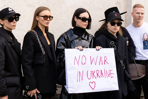 Mediolan, 24 lutego 2022. Kobiety mody trzymać plakat z hasłem No war in Ukraine and love heart sign as a patriotic symbol. Włoski protest przeciwko rosyjskiej inwazji na Ukrainie — Darmowe zdjęcie stockowe