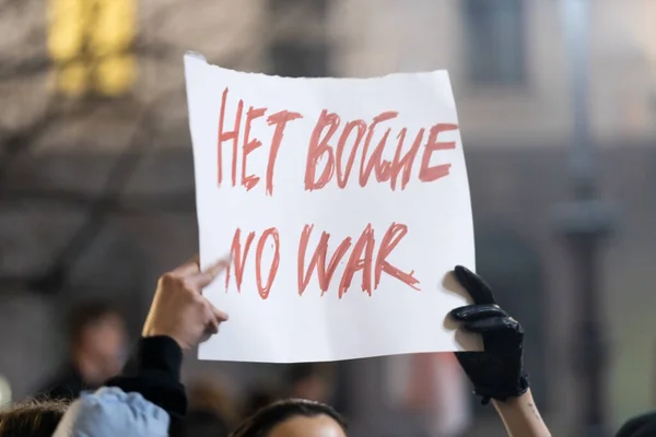 Milan, 24 Feb 2022. Two hands and the poster above with slogan No War at the meeting on the square Piazza della Scala near Vittorio Emanuele II gallery — Free Stock Photo