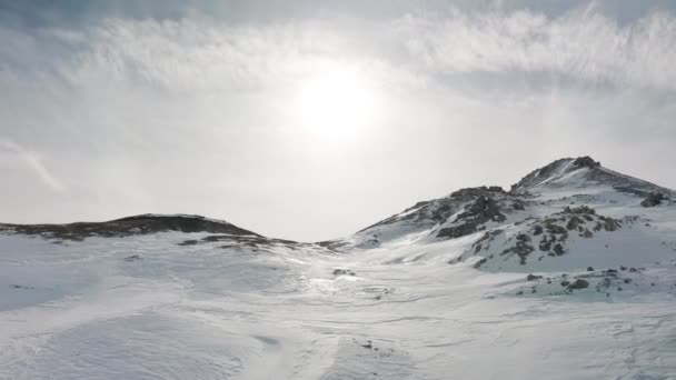 Montaña de nieve paisaje cordillera en invierno día soleado. Hermoso panorama de los Alpes europeos de vídeo de drone. Imágenes aéreas 4k de la vista panorámica de las montañas en la estación de esquí alpino en Livigno, Italia — Vídeo de stock