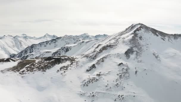 Montaña de nieve paisaje cordillera en invierno día soleado. Hermoso panorama de los Alpes europeos de vídeo de drone. Imágenes aéreas 4k de la vista panorámica de las montañas nevadas estación de esquí alpino en Livigno, Italia — Vídeos de Stock