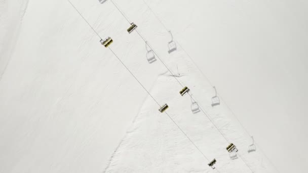 Вид с воздуха на горнолыжный курорт Ливиньо в Ломбардии, Италия. Подъёмники, подъемники, кабины гондолы движутся. Вид сверху, вид сверху. 4k видео — стоковое видео