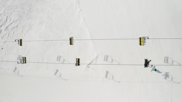 Vista aérea da estância de esqui de Livigno na Lombardia, Itália. Cadeiras, elevadores de esqui, elevadores de cabine de gôndola em movimento. Vista de cima, vista superior. Imagens de vídeo 4k — Vídeo de Stock