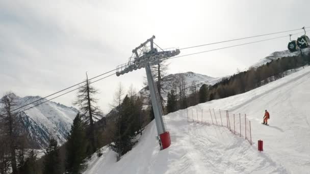 Livigno, Italy - February 21, 2022: aerial view of Livigno ski resort in Lombardy, Italy.贡多拉客舱在移动,滑雪者在风景全景上摔倒了.4k视频 — 图库视频影像