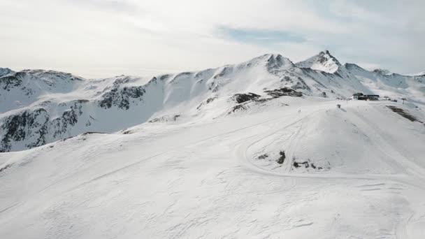 Gente esquiando snowboard en la estación de esquí. Esquiadores, snowboarders montando nieve en la ladera de la montaña. Imágenes aéreas 4k — Vídeo de stock
