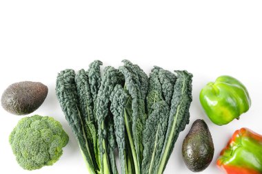 Çiğ sağlıklı yiyecekler vejetaryenler için protein kaynağı: brokoli, çan biberi, lahana, domates, avokado. Yukarıdan çekilen taze renkli organik sebzeler.
