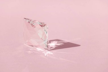 Spektrum renklerinin ışık kırışıyla kristal prizma ve son moda ışık ve pembe arka planda sert gölgeler. Cam prizmasından yansıyan ışık tayfı.
