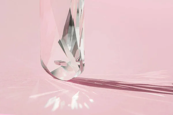 Prisme cristallin avec diffraction lumineuse des couleurs du spectre et réflexion avec lumière tendance et ombres dures sur fond rose. Spectre lumineux réfléchi par le prisme du verre. — Photo