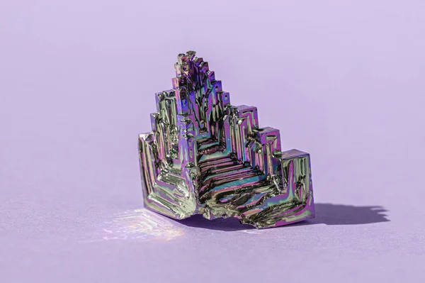 Bismuth synthétique Cristal de bismuthum avec film d'oxyde iridescendant sur fond rose gros plan isolé. Incroyable coloré brillant arc-en-ciel Bismuth Gemstone minéraux. — Photo