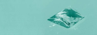 Spektrum renklerinin ışık kırılması ve modaya uygun ışık ve mavi arka planda sert gölgelerle yansıması olan kristal prizma. Cam prizmasından yansıyan ışık tayfı. Pankart