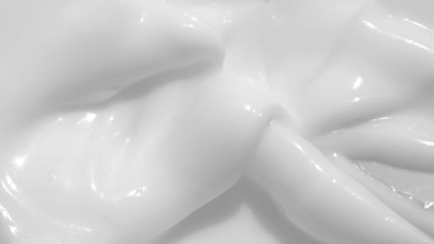 Kremalı krem şantili krem sürme ürünü yakın çekim görüntüleri. Beyaz krem, şampuan dokusu, güneş kremi makyaj arka plan videosu. Spatula ile nemlendirici güzellik krem kumaşı hareketi — Stok video