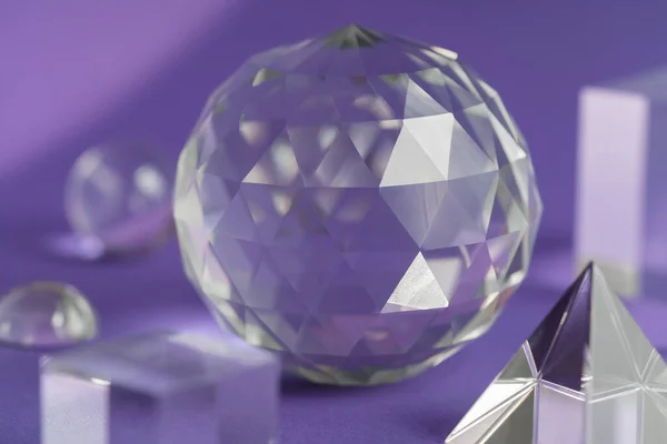 Prisma de cristal refractando la luz, cristales mágicos y pirámide, esfera y cubo sobre fondo púrpura. Práctica espiritual de sanación cristalina. Feng Shui, buen fondo de concepto de flujo de energía.. —  Fotos de Stock