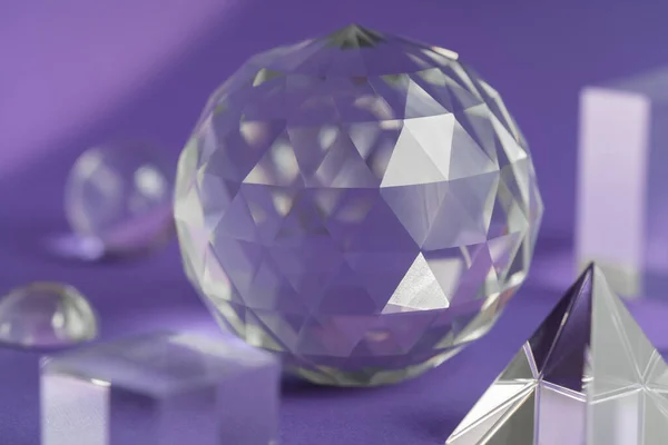 Cristal prisme réfraction de la lumière, cristaux magiques et pyramide, sphère et cube sur fond violet. Pratique du cristal de guérison spirituelle. Feng Shui, bon contexte de concept de flux d'énergie.. — Photo