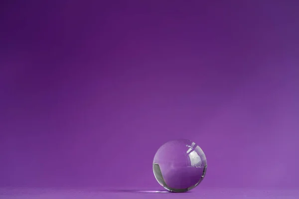 Prisma de cristal refractando la luz, cristales mágicos y pirámide, esfera y cubo sobre fondo púrpura. Práctica espiritual de sanación cristalina. Feng Shui, buen concepto de flujo de energía.. —  Fotos de Stock