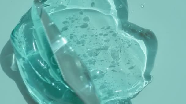 Гіалуронова кислота Гель текстури рідина з кисневою бульбашкою кадрів. Прозорий тонер для краси косметичного скінарію з пептидом та ретинолом. Антибактеріальний дезінфікуючий засіб абстрактне фонове відео — стокове відео