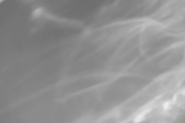 Rifrazione della luce naturale astratta silhouette sulla superficie dell'acqua mock up. Effetto caustico rifrazione della luce sulla parete bianca sovrapporre foto mockup, raggi di sole sfocati rifrazione attraverso prisma di vetro — Foto Stock