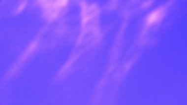 Soyut pembe renkli yakıcı ışık efekti mor fon üzerinde. Çok peri suyu desenli arka plan görüntüsü. Mercek sızıntısı etrafa saçılıyor ve güzelleşiyor.