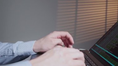 Bilgisayarda çalışan, IT ofisinde çalışan, masa başında oturmuş kodlar yazan arka uç geliştirici. Veri kodu yazan programcı, yazılım geliştirme şirketinde proje üzerinde çalışıyor. 