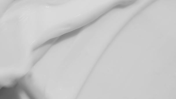 Hidratáló szépségápoló krém swatch mozgás ecsettel. Krémes bőrápoló krém hab termék közelkép felvétel. Fehér krém, sampon textúra, fényvédő kozmetikai kenet háttér videó. — Stock videók