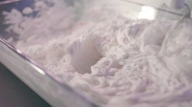 Peynirli kek hazırlamak için peynirli mascarpone hazırlıyorum. Cheesecake pişirme süreci video 4k.