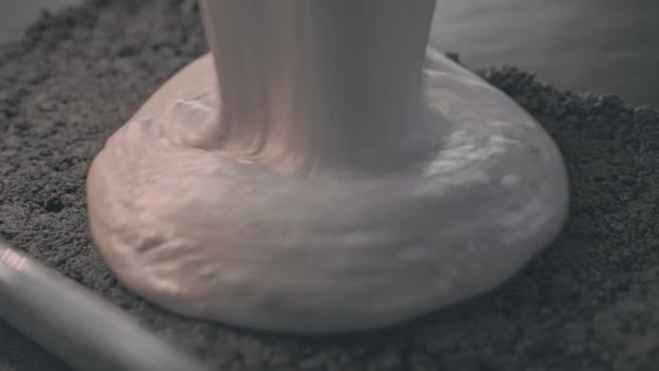 Kaasingrediënt in korstdeeg gieten voor de bereiding van kaastaart. Cheesecake kookproces video 4k. — Stockvideo