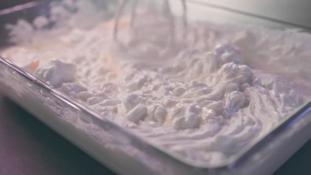 Frullare le uova con il mascarpone in ciotola per preparare il filmato della torta al formaggio. Sbattere l'uovo con il formaggio. processo di cottura cheesecake video 4k. — Video Stock