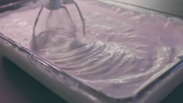 Mescolare la panna da latte o il latte con il mascarpone montata in ciotola per preparare il filmato della torta al formaggio. processo di cottura cheesecake video 4k. — Video Stock