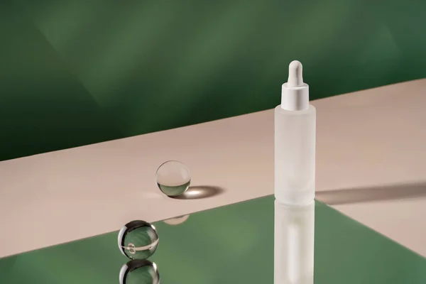 Frasco de suero cosmético con péptidos y retinol en el pedestal del podio sobre fondo verde. El producto de cosméticos de ácido hialurónico maqueta el embalaje con accesorios elegantes. Serum cuentagotas belleza maqueta — Foto de Stock