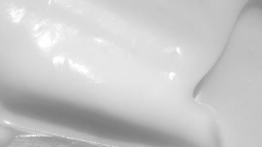 Spatulalı nemlendirici krem kumaş örneği hareketi. Kremalı krem şantili krem sürme ürünü yakın çekim görüntüleri. Beyaz krem, şampuan dokusu, güneş kremi makyaj arka plan videosu