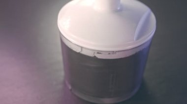 Peynirli kek hazırlamak için blender 'da öğütülmüş kurabiyeler. Cheesecake pişirme süreci video 4k. 