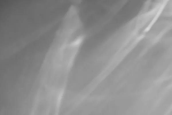 Effetto caustico rifrazione della luce sulla parete bianca sovrapposizione foto mockup, raggi di sole sfocati rifrazione attraverso prisma di vetro con ombra. Silhouette astratta di rifrazione della luce naturale sulla superficie dell'acqua — Foto Stock