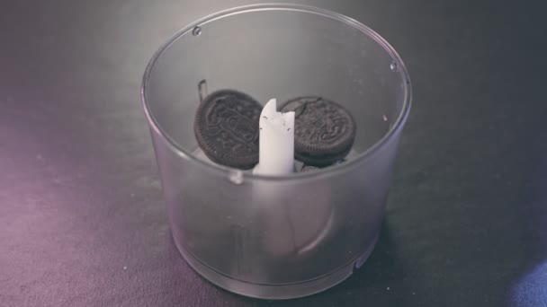 Milán, Italia - 2 de febrero de 2022: El proceso de cocción del pastel de queso. Dejar caer galletas oreo a la licuadora para preparar tarta de queso. — Vídeos de Stock