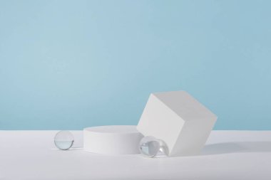 Mücevher sunumu için vitrin, reklam için vitrin, kozmetik markalaşma sahnesi. Acrylic plaka, podyum, kozmetik ürün ambalajı için arka plan mavi arka planda şık dekorlarla.