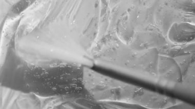 Fırça görüntüleriyle yayılan peptid desenli jel serumu. Sıvı kozmetik cilt toneri, seramik ve kolajlı güzellik ürünü. Hyaluronic asit temizleyici arka plan video 4k