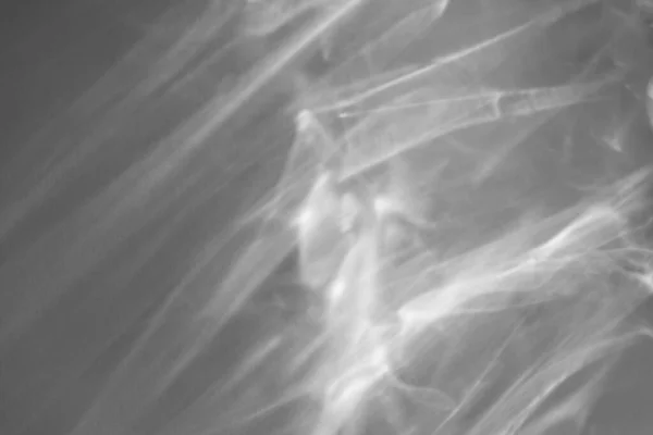 Αιτιολογική επίδραση φωτοδιάθλαση σε λευκό τοίχο επικαλυπτόμενη φωτογραφία mockup, θολή ακτίνες του ήλιου διαθλαστική μέσα από γυάλινο πρίσμα με σκιά. Αφηρημένη σιλουέτα διάθλασης φυσικού φωτός στην επιφάνεια του νερού — Φωτογραφία Αρχείου